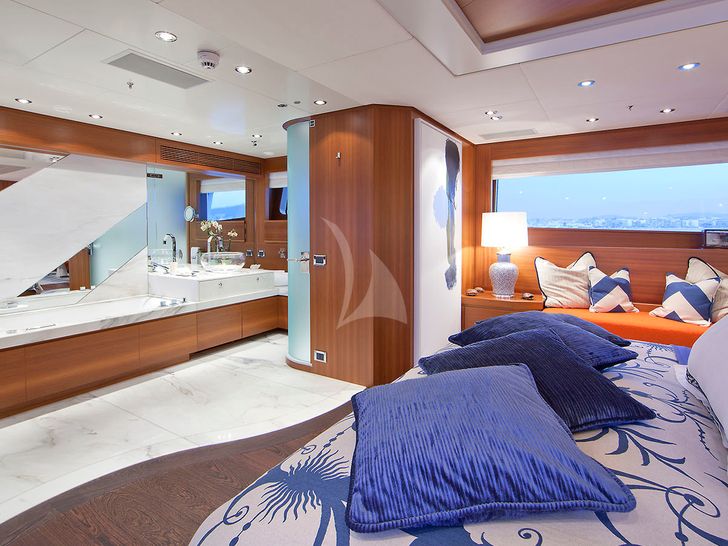 SNOWBIRD Hakvoort 39 Master Stateroom Ensuite