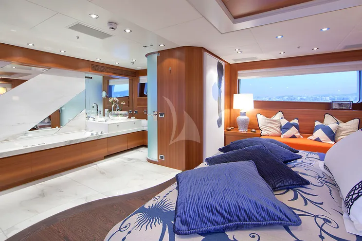 Charter Yacht SNOWBIRD - Hakvoort 39m - 5 Cabins - Monaco - St Tropez - Cannes - Ajaccio - Naples - Amalfi - St Martin - St Thomas - St Vincent - Tortola