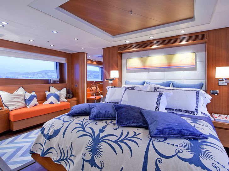 SNOWBIRD Hakvoort 39 Master Stateroom SNOWBIRD Hakvoort 39 Master Stateroom