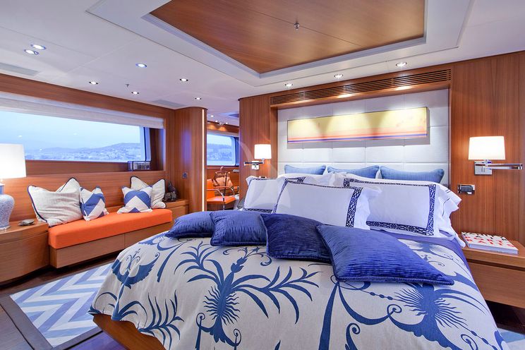 Charter Yacht SNOWBIRD - Hakvoort 39m - 5 Cabins - Monaco - St Tropez - Cannes - Ajaccio - Naples - Amalfi - St Martin - St Thomas - St Vincent - Tortola