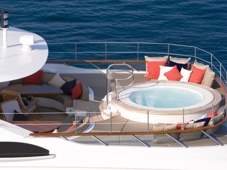 SNOWBIRD Hakvoort 39 Sundeck Jacuzzi SNOWBIRD Hakvoort 39 Sundeck Jacuzzi