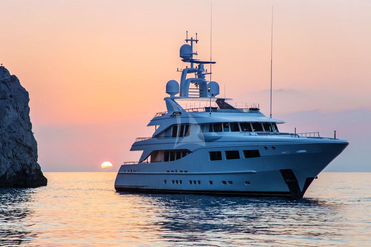 Charter Yacht SNOWBIRD - Hakvoort 39m - 5 Cabins - Monaco - St Tropez - Cannes - Ajaccio - Naples - Amalfi - St Martin - St Thomas - St Vincent - Tortola