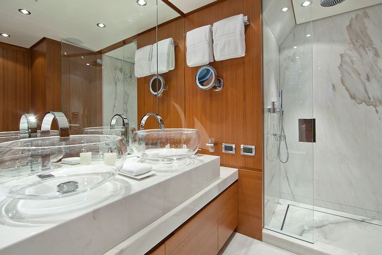 Charter Yacht SNOWBIRD - Hakvoort 39m - 5 Cabins - Monaco - St Tropez - Cannes - Ajaccio - Naples - Amalfi - St Martin - St Thomas - St Vincent - Tortola