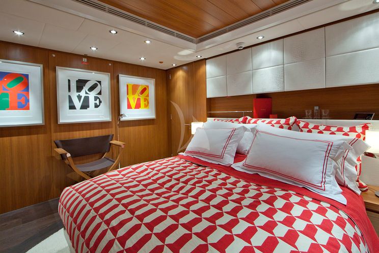 Charter Yacht SNOWBIRD - Hakvoort 39m - 5 Cabins - Monaco - St Tropez - Cannes - Ajaccio - Naples - Amalfi - St Martin - St Thomas - St Vincent - Tortola