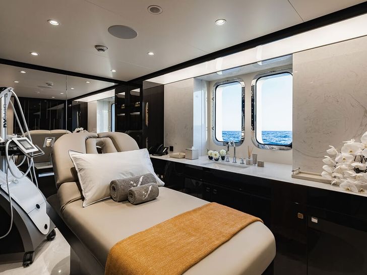 SOARING Abeking Rasmussen 68m spa