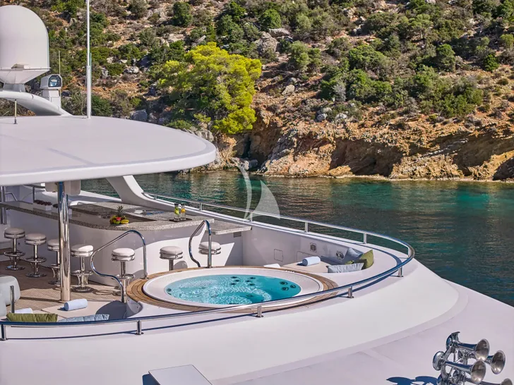 SOJO Benetti 54m - sundeck jacuzzi SOJO Benetti 54m - sundeck jacuzzi