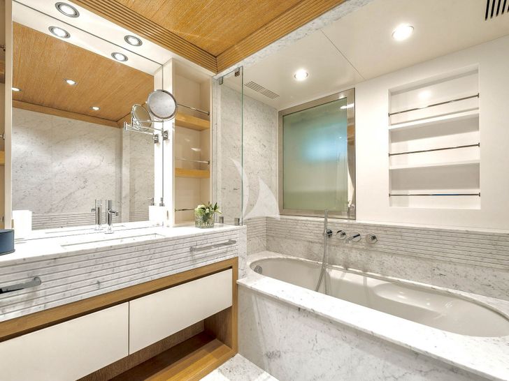 SOLAFIDE Benetti 52m - master cabin bathroom SOLAFIDE Benetti 52m - master cabin bathroom