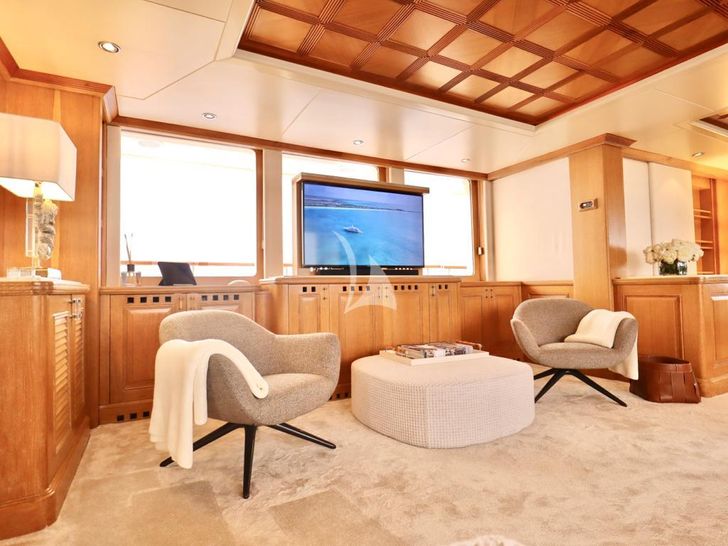 SOLAFIDE Benetti 52m - main saloon TV SOLAFIDE Benetti 52m - main saloon TV