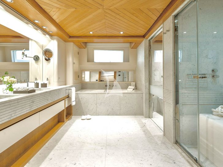 SOLAFIDE Benetti 52m - master cabin bathroom SOLAFIDE Benetti 52m - master cabin bathroom