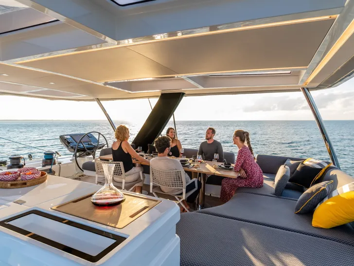 SOLEANIS III Lagoon Sixty 5 - flybridge dining lounge SOLEANIS III Lagoon Sixty 5 - flybridge dining lounge