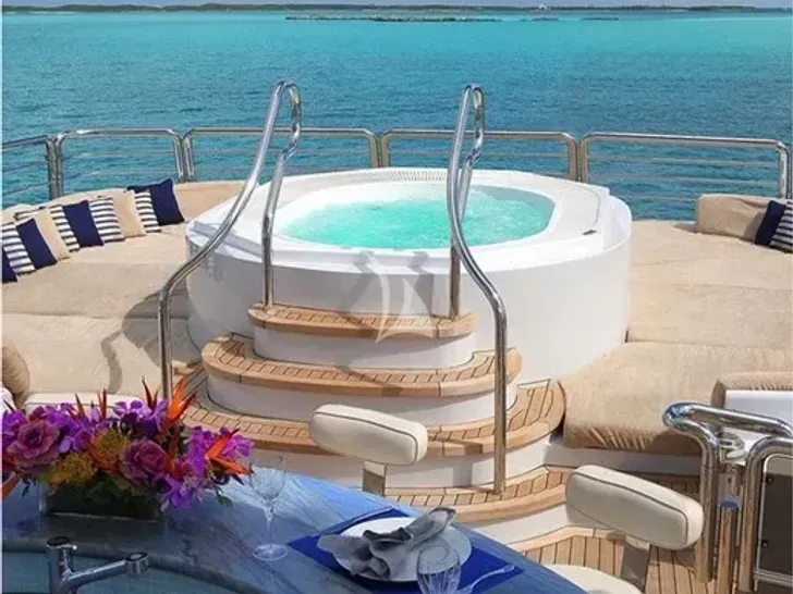SOLUS Oceanco 53m - sundeck jacuzzi SOLUS Oceanco 53m - sundeck jacuzzi