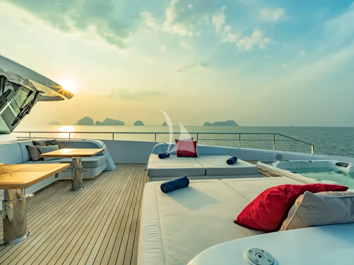 SONG OF SONGS Heysea 139 - foredeck bronzing area SONG OF SONGS Heysea 139 - foredeck bronzing area