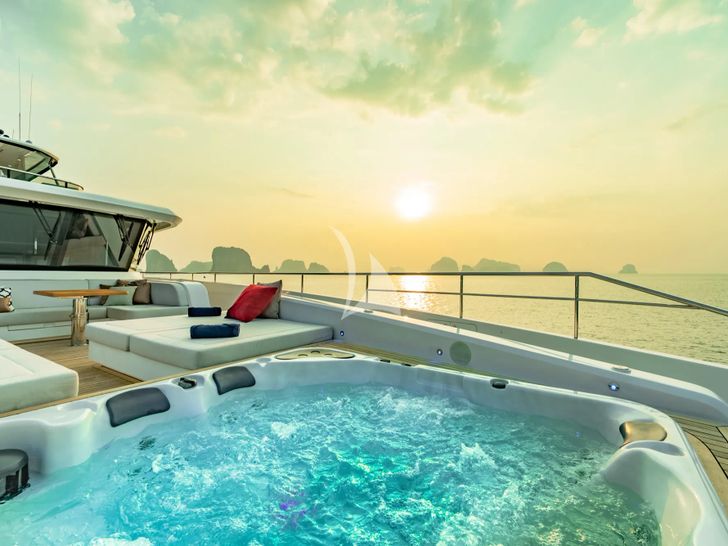 SONG OF SONGS Heysea 139 - foredeck jacuzzi SONG OF SONGS Heysea 139 - foredeck jacuzzi