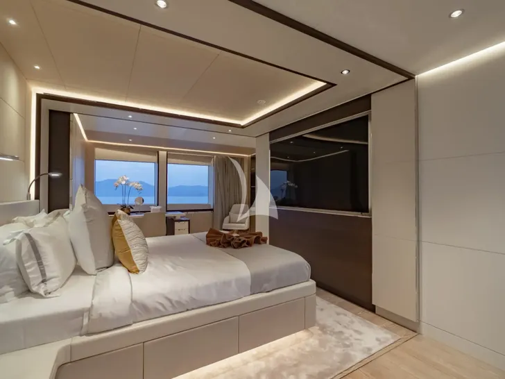 SONG OF SONGS Heysea 139 - master cabin bed and TV SONG OF SONGS Heysea 139 - master cabin bed and TV