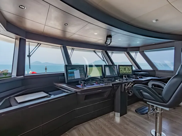 SONG OF SONGS Heysea 139 - owners suite cockpit SONG OF SONGS Heysea 139 - owners suite cockpit