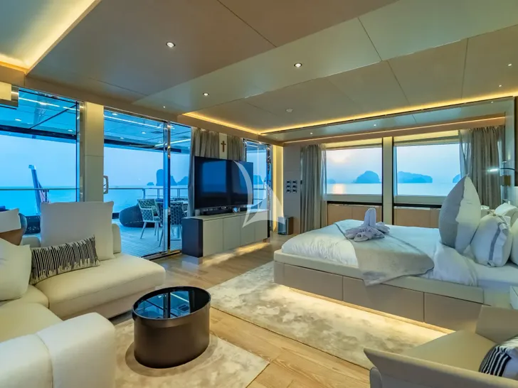 SONG OF SONGS Heysea 139 - owner's suite lounge and TV SONG OF SONGS Heysea 139 - owner's suite lounge and TV