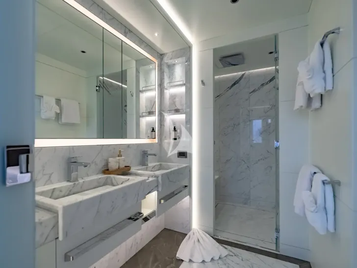 SONG OF SONGS Heysea 139 - owner's suite shower SONG OF SONGS Heysea 139 - owner's suite shower