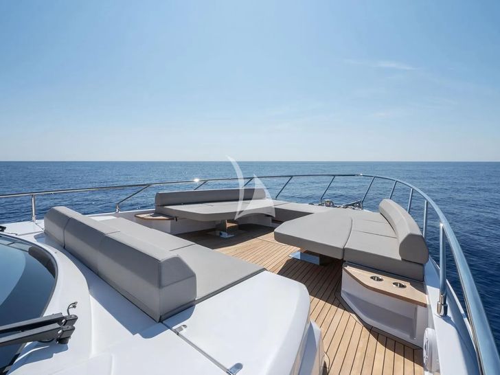 SONIC Ferretti 670 - foredeck SONIC Ferretti 670 - foredeck