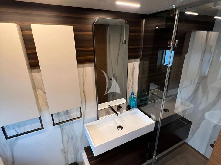 SONIC Ferretti 670 - guest cabin bathroom SONIC Ferretti 670 - guest cabin bathroom