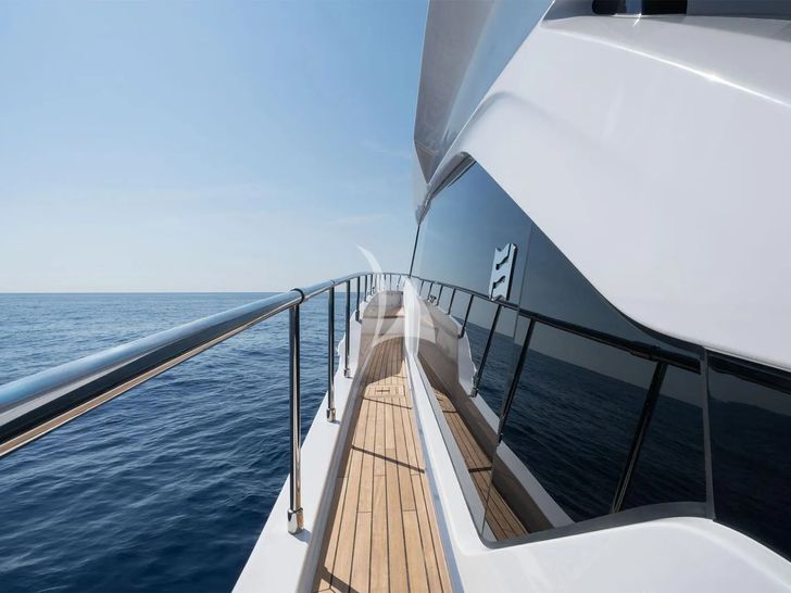 SONIC Ferretti 670 - side walkway SONIC Ferretti 670 - side walkway