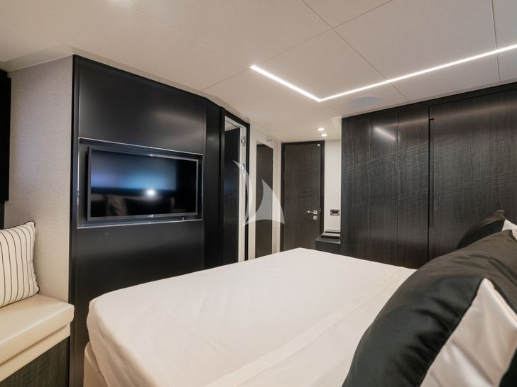 SOPHIA Pershing 9X - VIP cabin bed bathroom SOPHIA Pershing 9X - VIP cabin bed bathroom