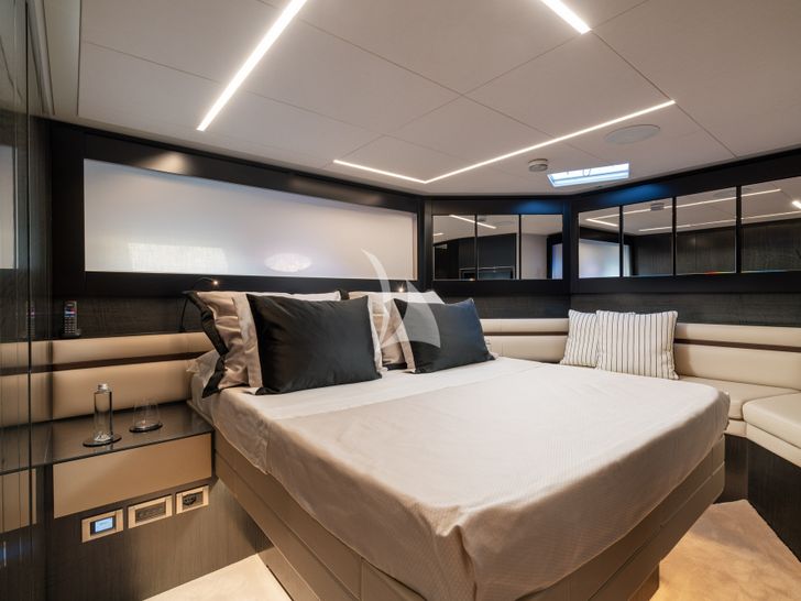 SOPHIA Pershing 9X VIP cabin