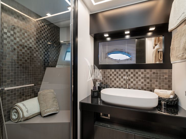 SOPHIA Pershing 9X twin cabin bathroom