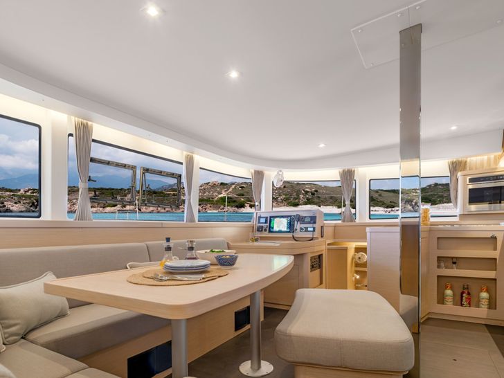 SOPHIE Lagoon 42 - saloon seating and dining area SOPHIE Lagoon 42 - saloon seating and dining area