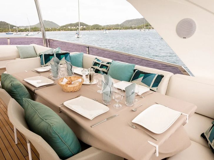 SORANA Princess 75 - flybridge alfresco dining set up SORANA Princess 75 - flybridge alfresco dining set up