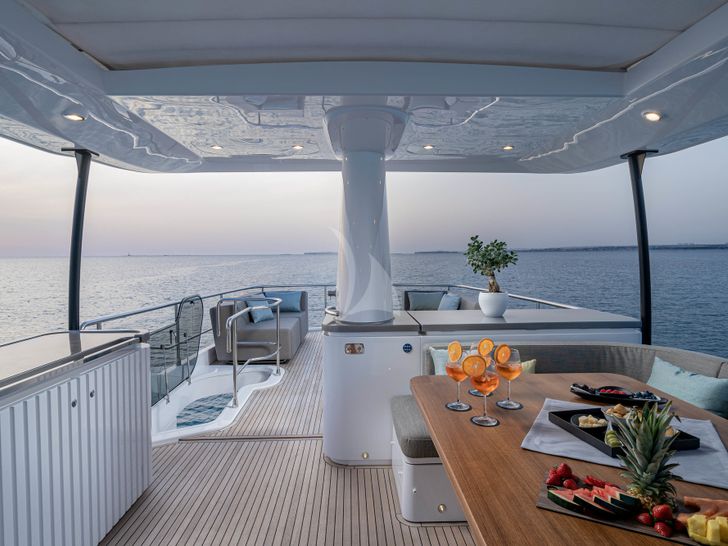 SOUL Azimut Magellano 66 Sundeck Bar SOUL Azimut Magellano 66 Sundeck Bar