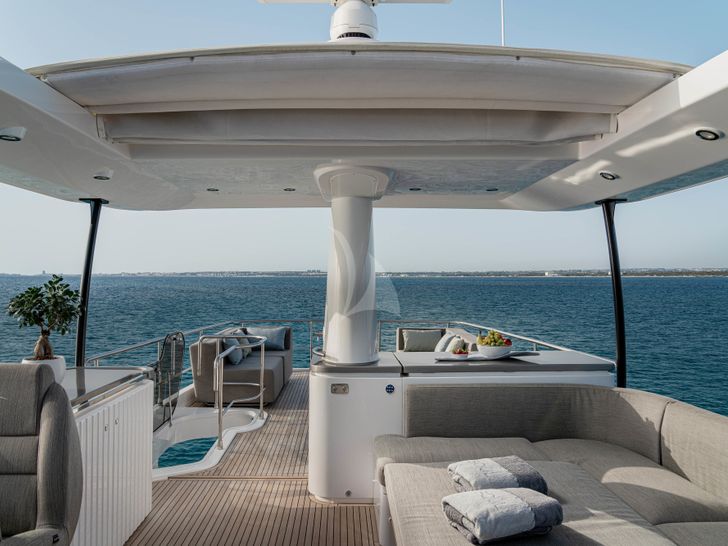 SOUL Azimut Magellano 66 Sundeck Dining SOUL Azimut Magellano 66 Sundeck Dining
