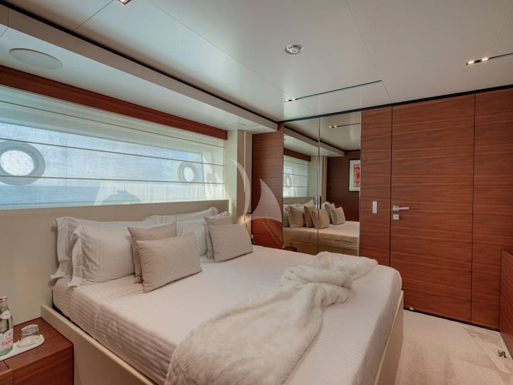 SOUTH Ferretti Custom Line Navetta 33 - VIP cabin 1 SOUTH Ferretti Custom Line Navetta 33 - VIP cabin 1
