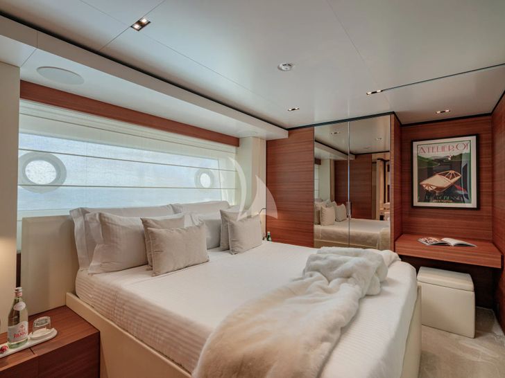SOUTH Ferretti Custom Line Navetta 33 - VIP cabin 2 SOUTH Ferretti Custom Line Navetta 33 - VIP cabin 2