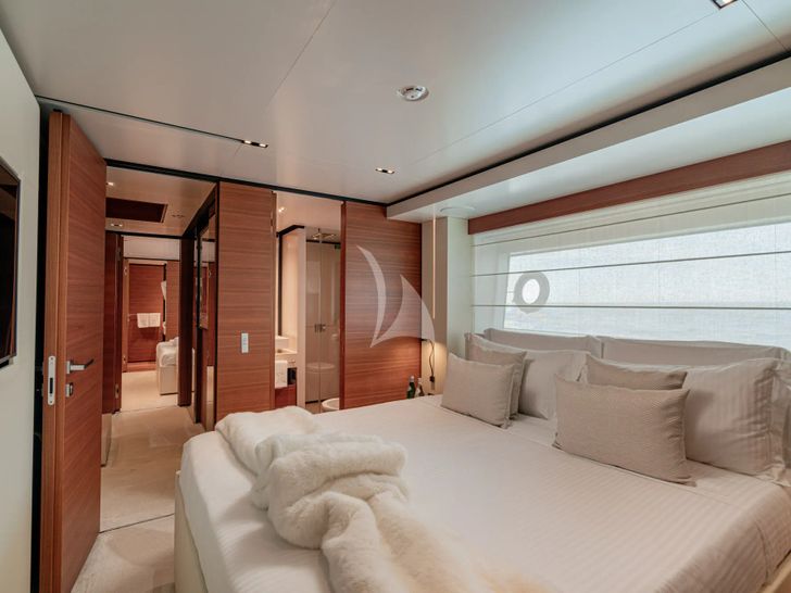 SOUTH Ferretti Custom Line Navetta 33 - VIP cabin 3 SOUTH Ferretti Custom Line Navetta 33 - VIP cabin 3