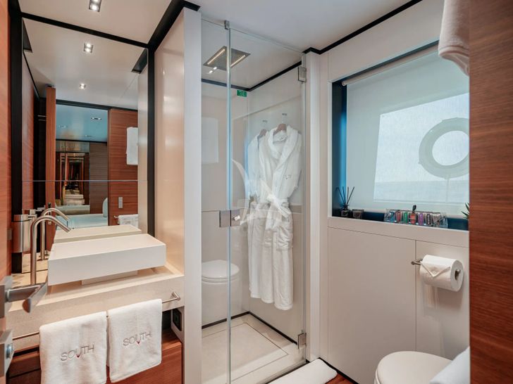 SOUTH Ferretti Custom Line Navetta 33 - VIP cabin bathroom SOUTH Ferretti Custom Line Navetta 33 - VIP cabin bathroom