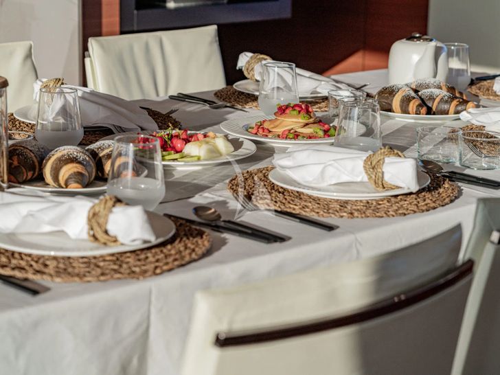 SOUTH Ferretti Custom Line Navetta 33 - indoor breakfast SOUTH Ferretti Custom Line Navetta 33 - indoor breakfast