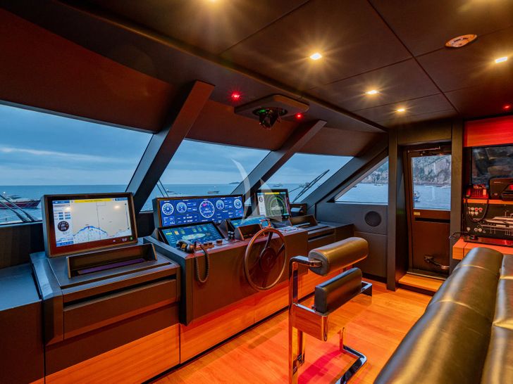 SOUTH Ferretti Custom Line Navetta 33 - cockpit SOUTH Ferretti Custom Line Navetta 33 - cockpit
