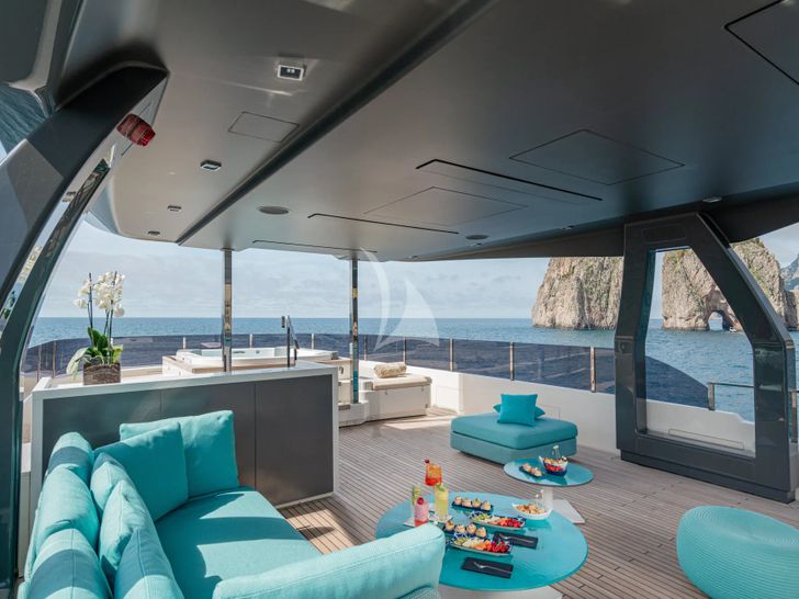 SOUTH Ferretti Custom Line Navetta 33 - flybridge SOUTH Ferretti Custom Line Navetta 33 - flybridge