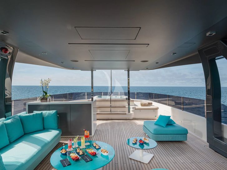 SOUTH Ferretti Custom Line Navetta 33 - flybridge seating SOUTH Ferretti Custom Line Navetta 33 - flybridge seating