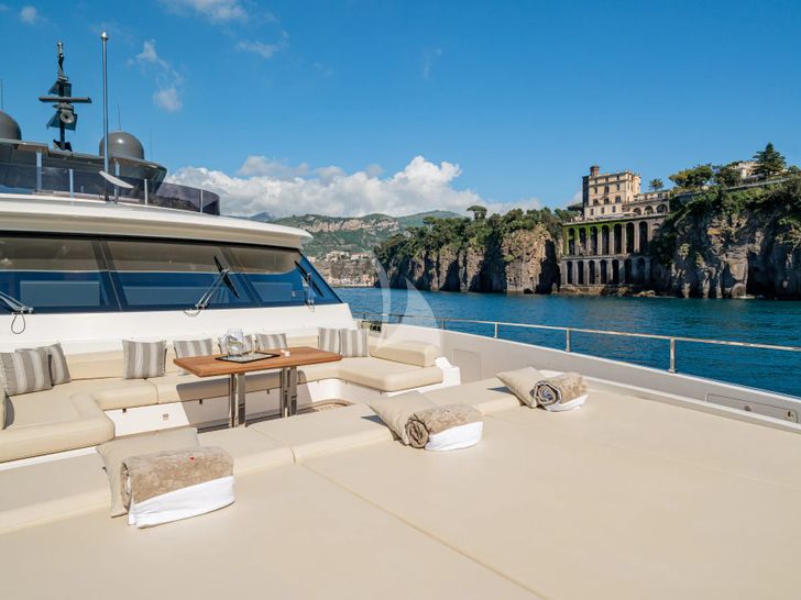 SOUTH Ferretti Custom Line Navetta 33 - foredeck lounge SOUTH Ferretti Custom Line Navetta 33 - foredeck lounge