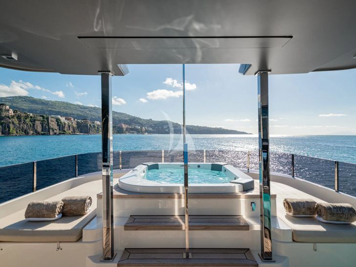 SOUTH Ferretti Custom Line Navetta 33 - jacuzzi SOUTH Ferretti Custom Line Navetta 33 - jacuzzi