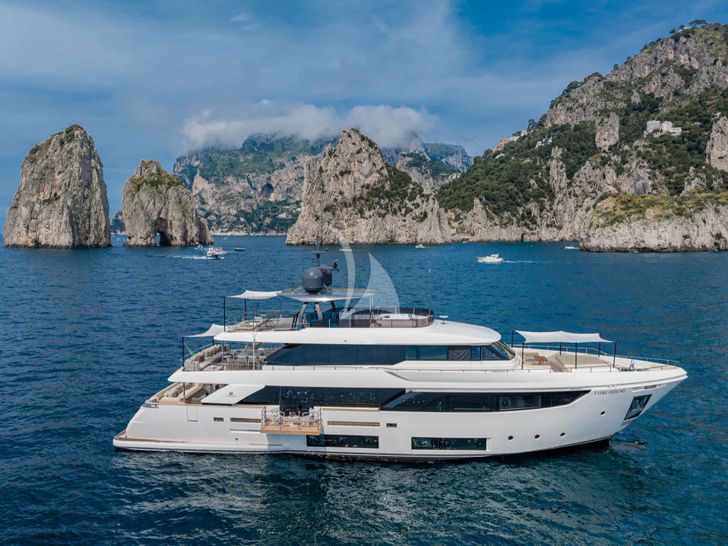 SOUTH Ferretti Custom Line Navetta 33 - main profile SOUTH Ferretti Custom Line Navetta 33 - main profile