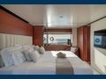 SOUTH Ferretti Custom Line Navetta 33 - master cabin bed