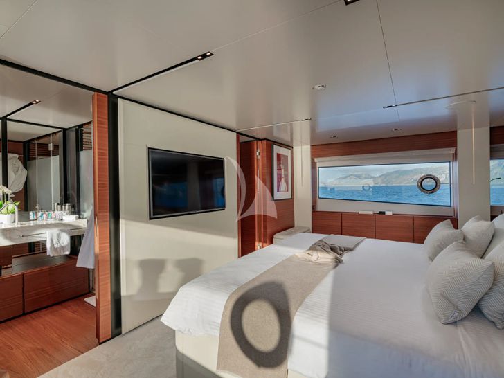 SOUTH Ferretti Custom Line Navetta 33 - master cabin SOUTH Ferretti Custom Line Navetta 33 - master cabin