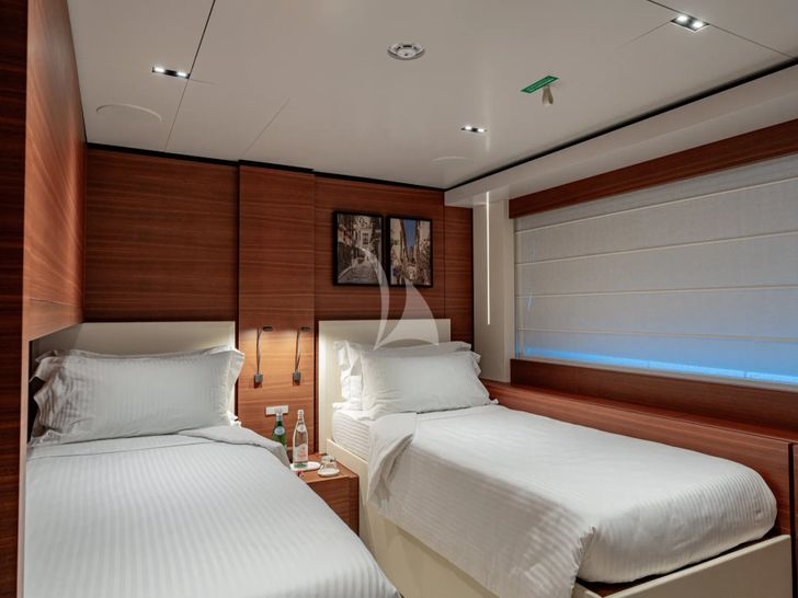 SOUTH Ferretti Custom Line Navetta 33 - twin cabin SOUTH Ferretti Custom Line Navetta 33 - twin cabin