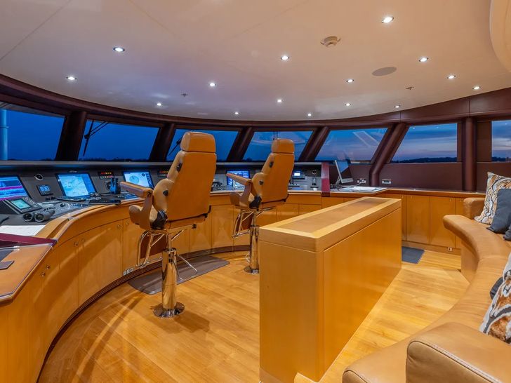 SOUTH Heesen 55m cockpit SOUTH Heesen 55m cockpit