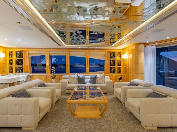 SOUTH Heesen 55m sky lounge SOUTH Heesen 55m sky lounge