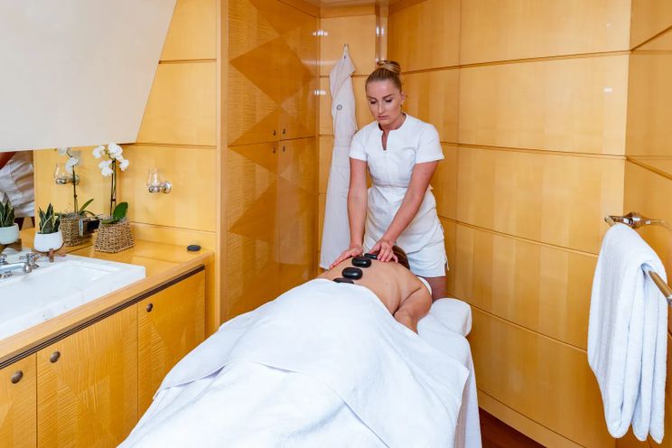 Charter Yacht SOUTH - Heesen 55m - 6 Cabins - Nassau - Exumas - Bahamas