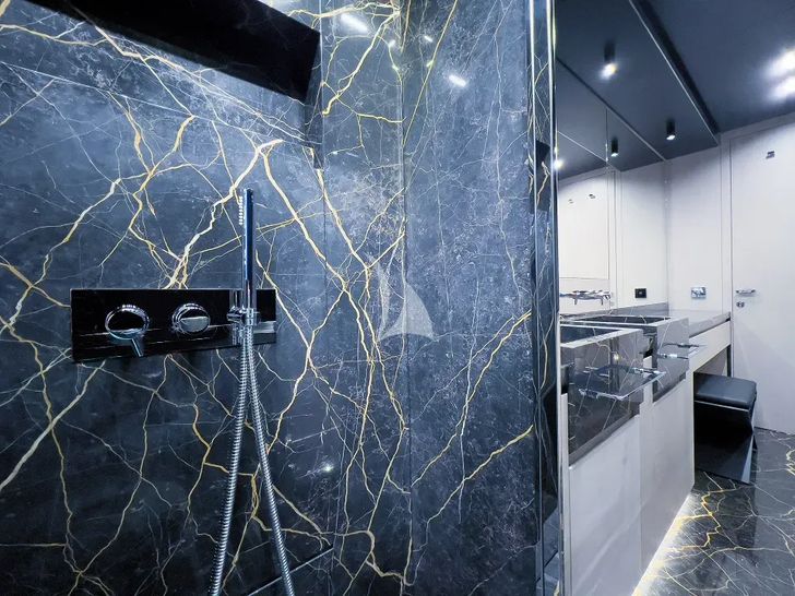 SPACE COWBOY Riva 88 Folgore - master cabin bathroom SPACE COWBOY Riva 88 Folgore - master cabin bathroom