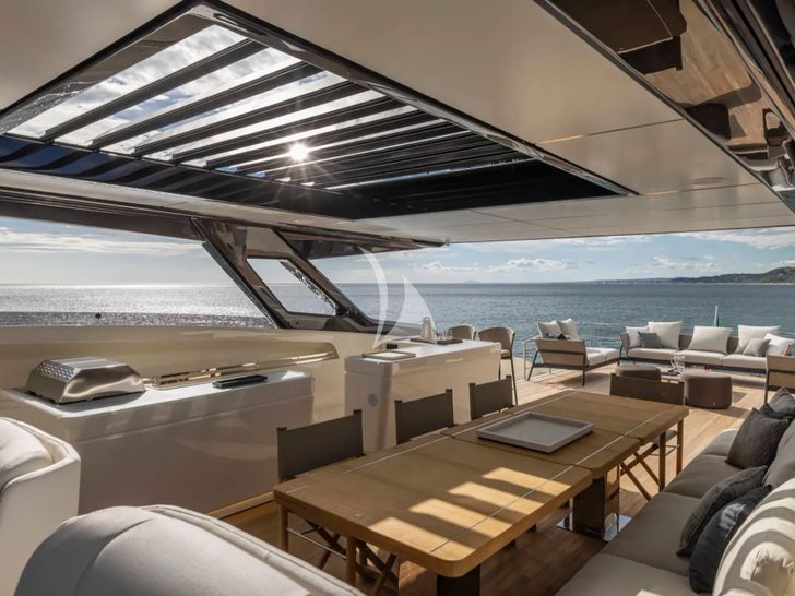 SPICA Ferretti 1000 - flybridge dining area SPICA Ferretti 1000 - flybridge dining area